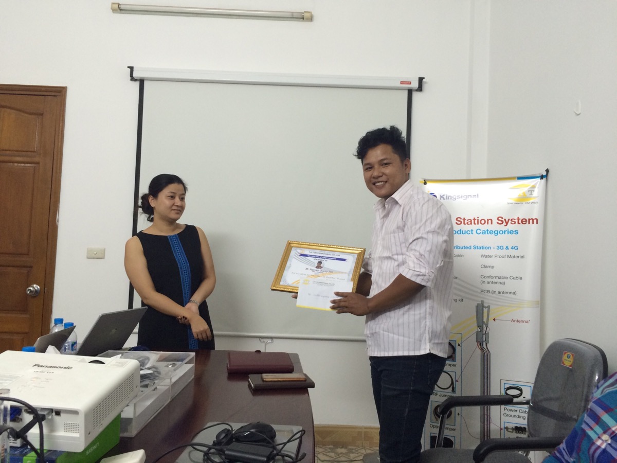 Trao phần thưởng cho Nhân viên xuất sắc